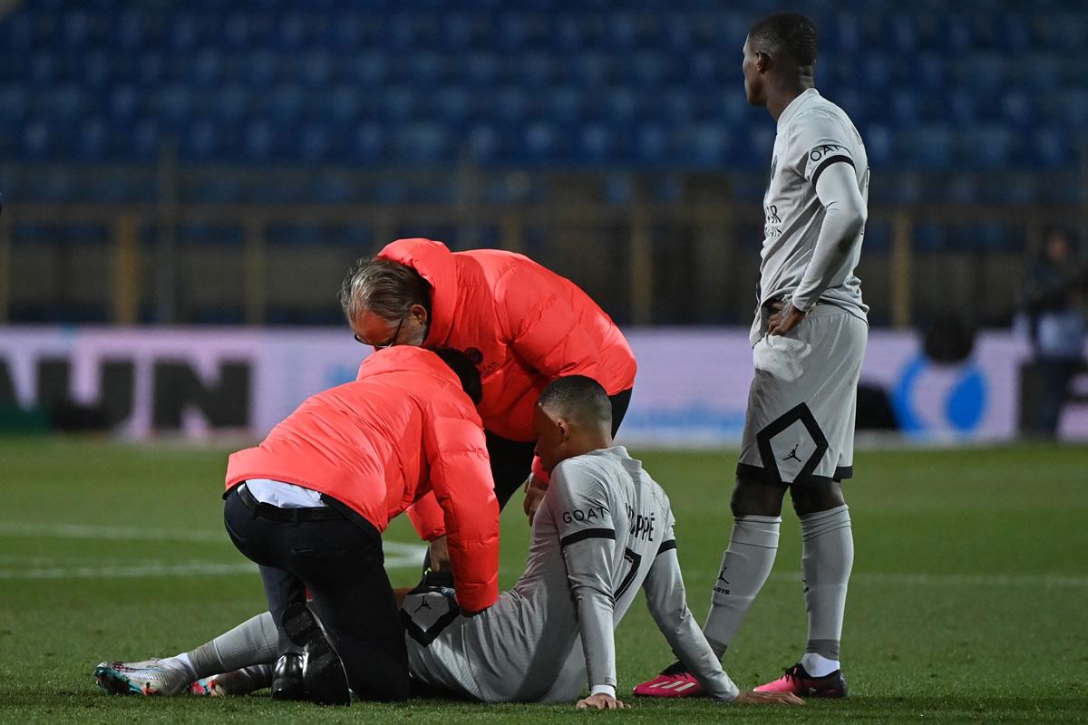 Mbappé recibió asistencia médica en el campo y no pudo seguir en el partido.