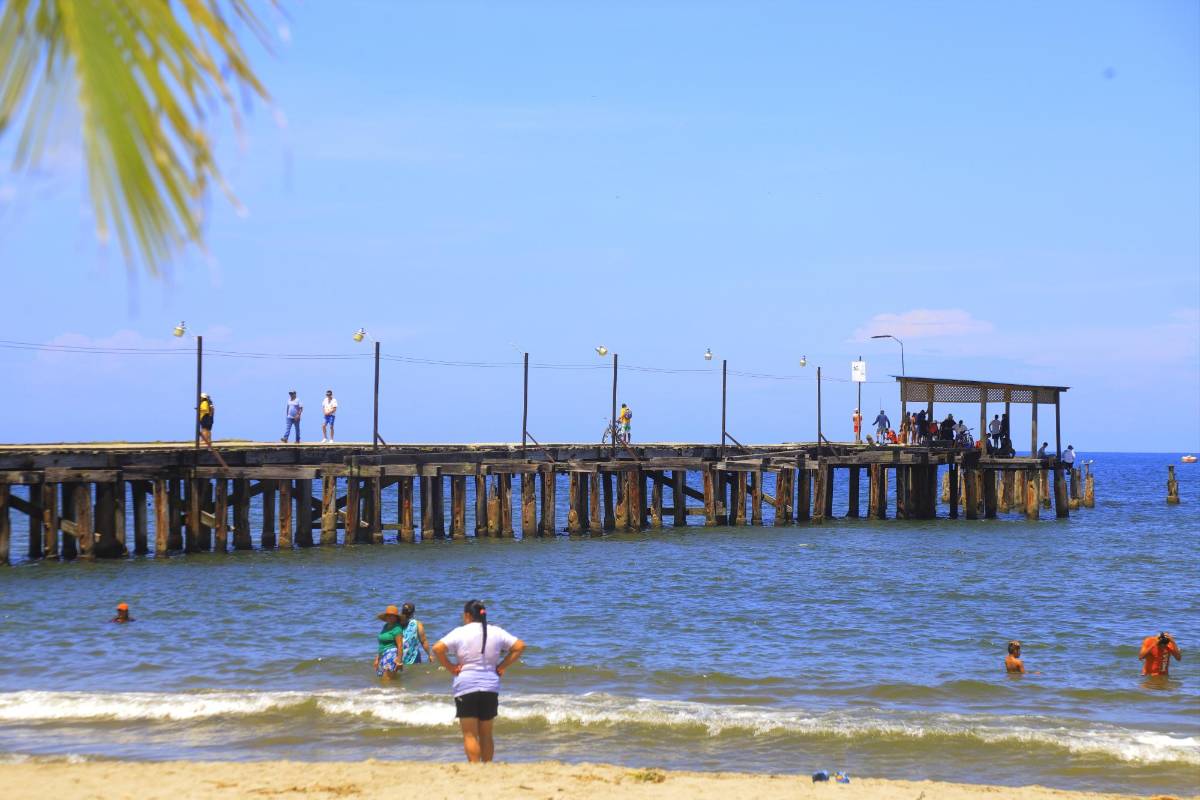 Con un sol radiante y cielos despejados, cientos de turistas disfrutaron ayer de las hermosas playas de Tela, donde los dueños de restaurantes, negocios y venta de derivados de coco se han preparado y ofrecen lo mejor.