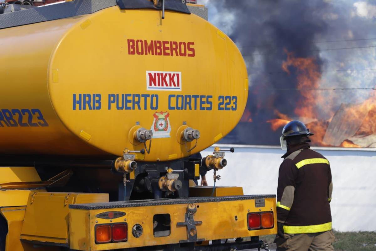 Impactantes imágenes del feroz incendio que arrasó con empresa en Choloma