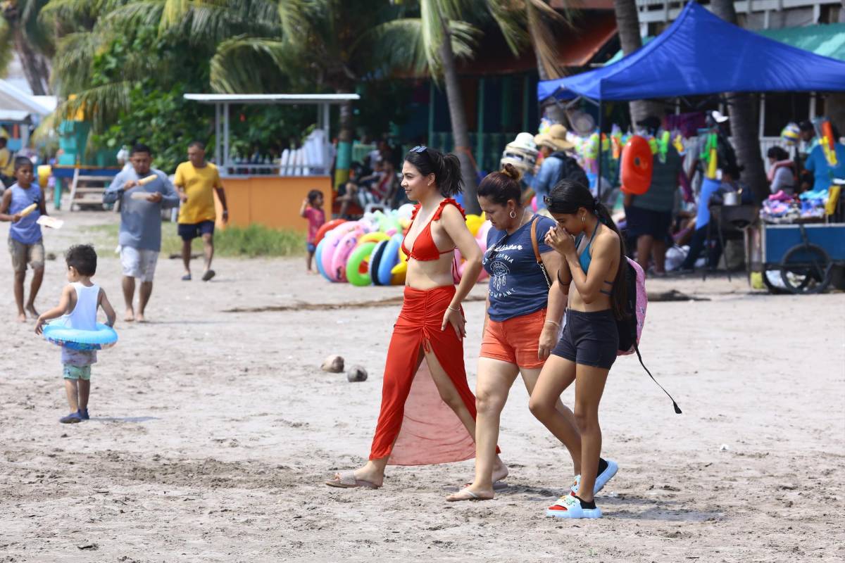 Puerto Cortés y Omoa reciben varios miles de veraneantes