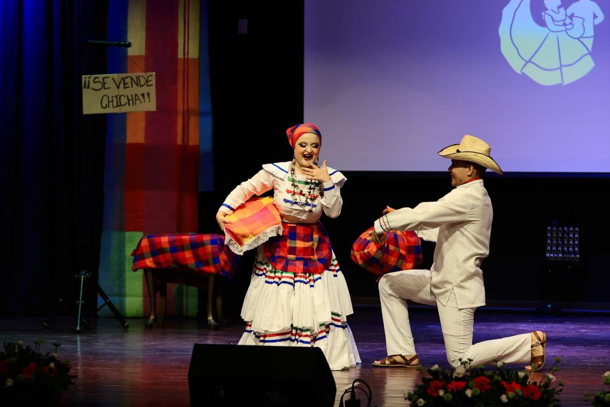 Artistas nacionales e internacionales brillan en espectacular festival folclórico