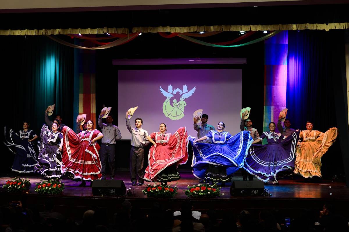 Artistas nacionales e internacionales brillan en espectacular festival folclórico