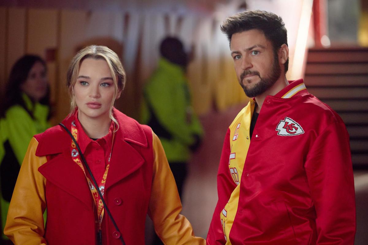 <i><b>Holiday Touchdown: A Chiefs Love Story </b></i>llega a la pantalla de Hallmark, el 30 de noviembre.