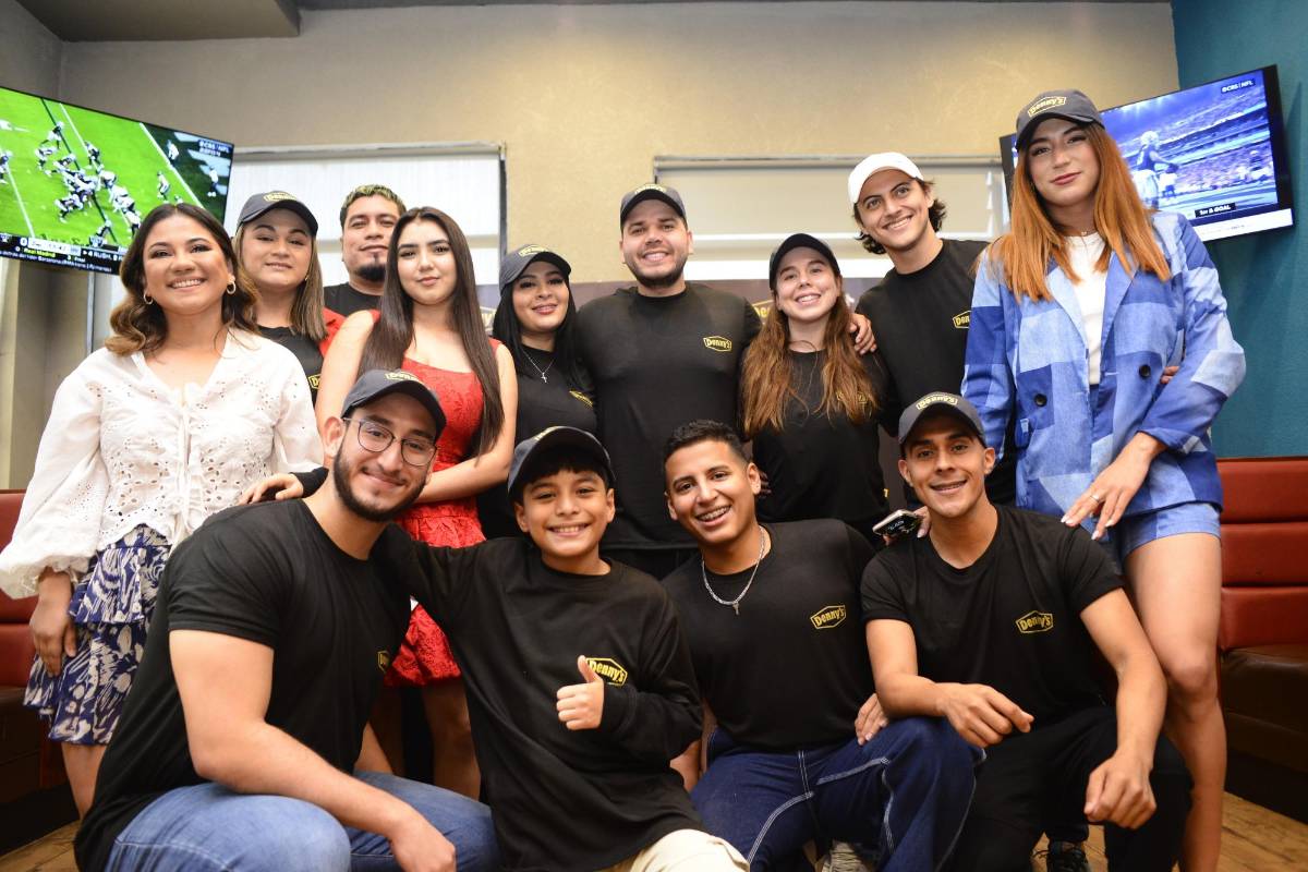 Antonia y Chavi posan con algunos fans, creadores de contenido y miembros del equipo de Denny’s.