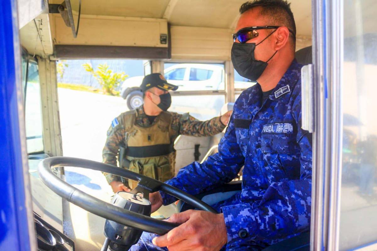 Militares se ponen al volante del transporte público en El Salvador