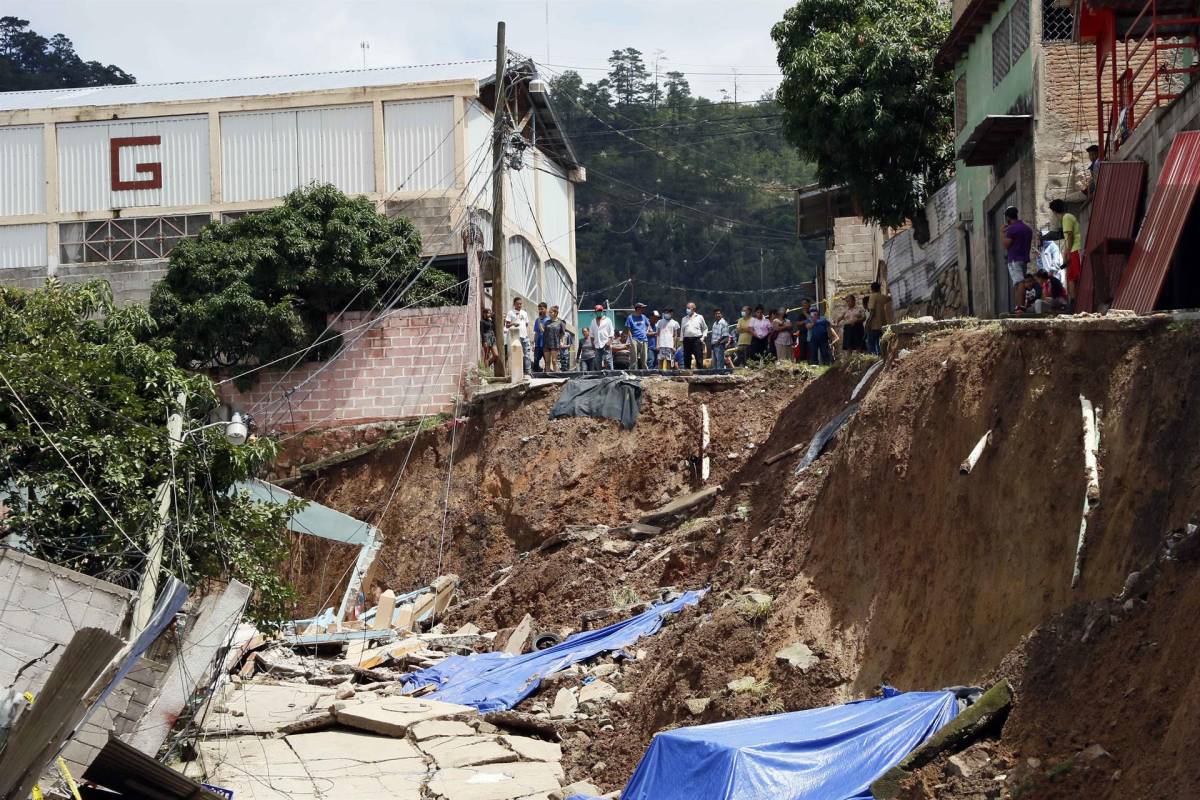 Familias observan los daños dejados por las lluvias, hoy en la colonia guillen, Tegucigalpa (Honduras).