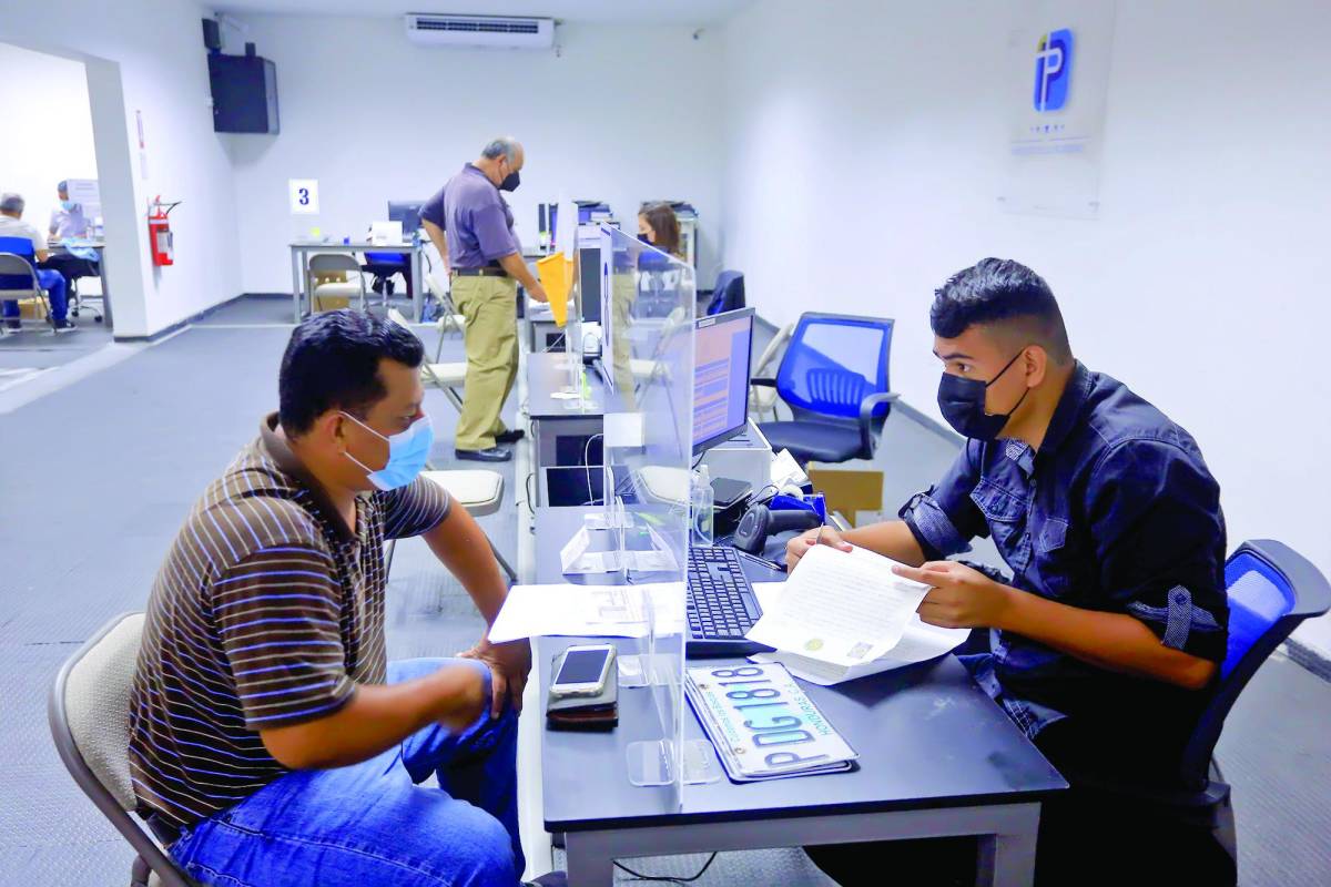 En las oficinas del IP, situadas en el sótano de Galerías del Valle, entregan placas hasta las 4:00 pm. Foto: Moises Valenzuela.
