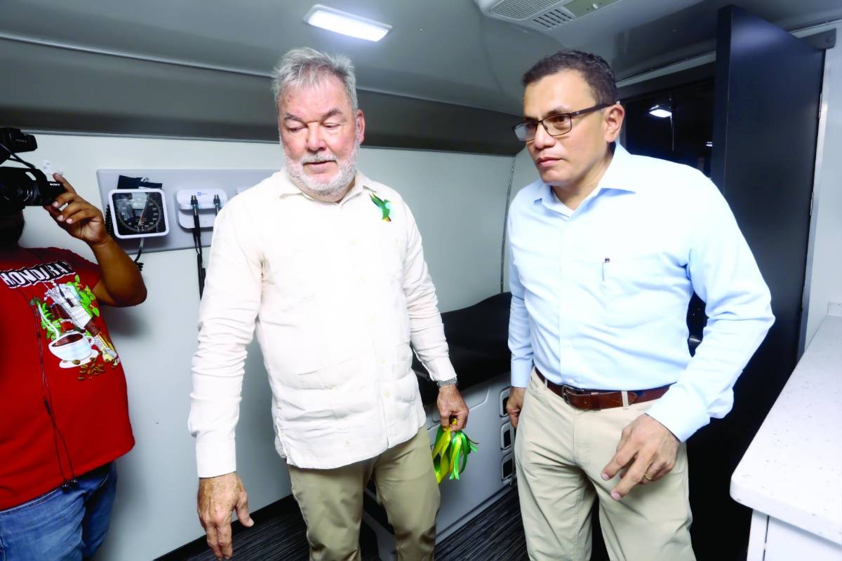 <b>El alcalde Roberto Contreras junto al regidor José Antonio Rivera recorren el interior de la clínica.</b>