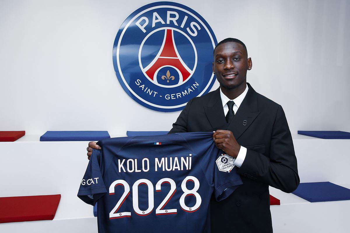 Randal Kolo Muani firmó contrato con el PSG hasta 2028.