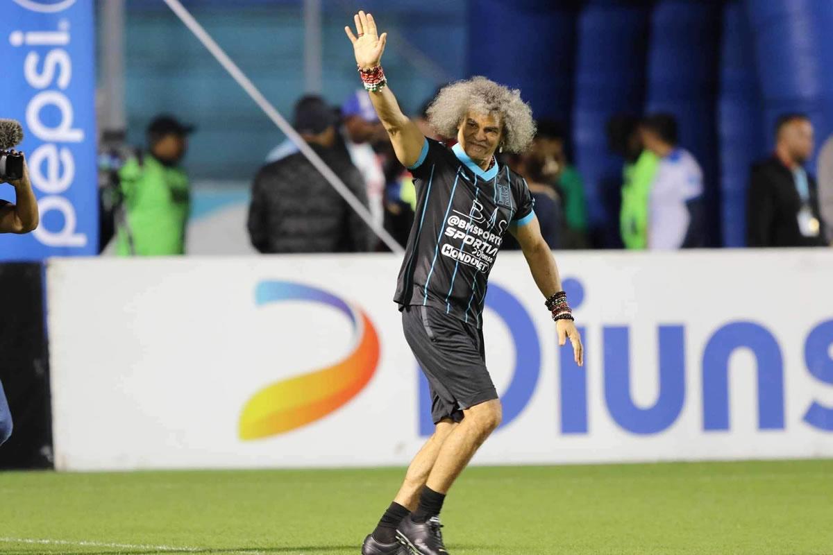 ‘Pibe‘ Valderrama saludando a los aficionados hondureños que lo aplaudieron a su entrada a la cancha a calentar.