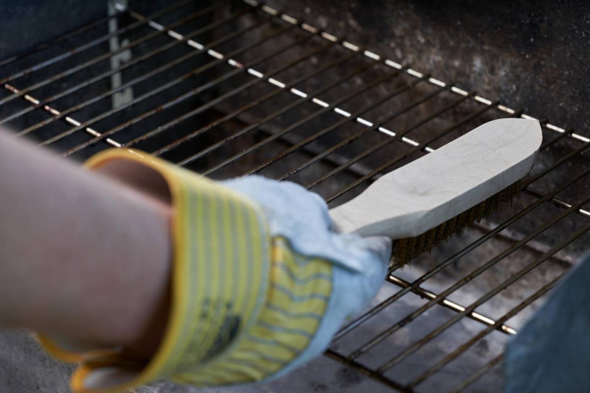 Espera a que el horno se enfríe por completo para poder limpiarlo, cerciórate de retirar toda la grasa o jugos de alimentos que hayan quedado en el mismo.