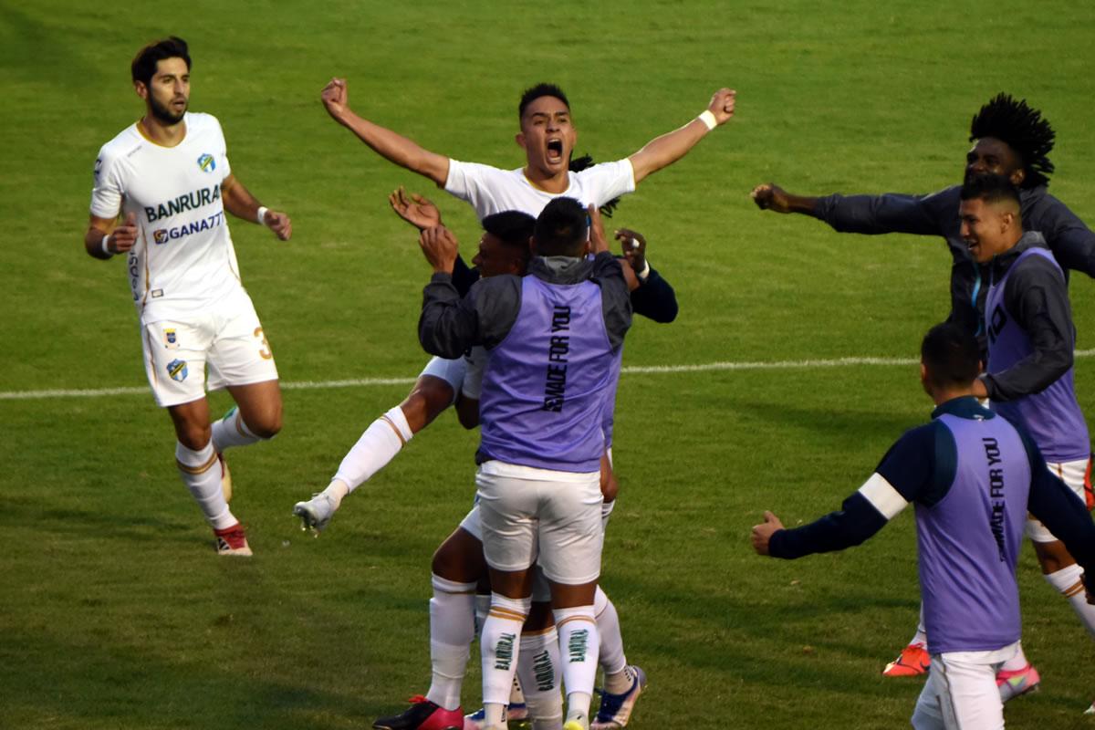 Jugadores del Comunicaciones celebrando el gol de Óscar Santis.