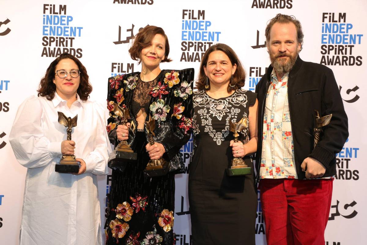 Osnat Handelsman-Keren, Maggie Gyllenhaal, Talia Kleinhendler y Peter Sarsgaard, ganadores del premio a Mejor Largometraje por ‘La hija perdida’.
