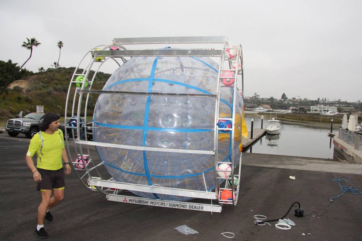 Fotografía cedida por la campaña Run with Reza donde aparece el aventurero Ray Baluchi, alias Reza Ray Baluchi, de 44 años, junto a una de sus rueda de hámster con las cuales intentaba cruzar el Océano Atlántico.