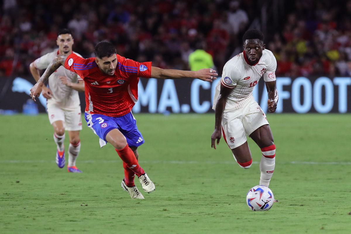 La velocidad de Alphonso Davies fue un problema para los chilenos.