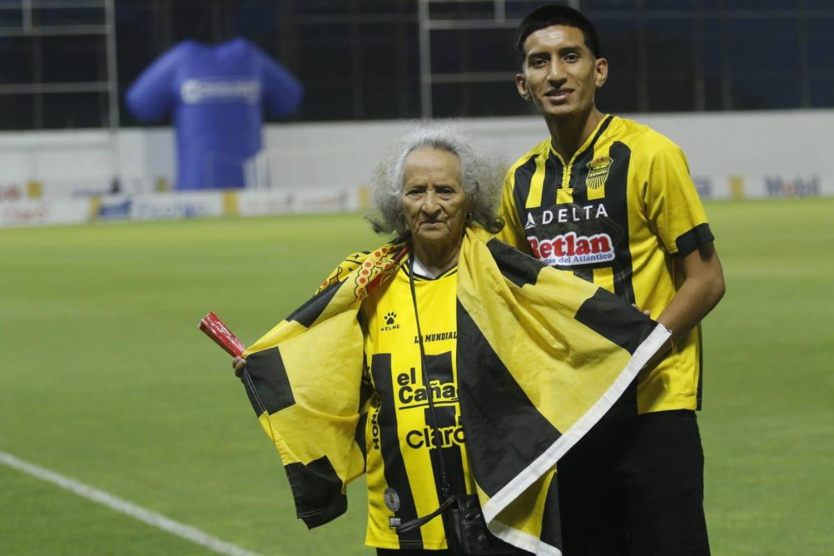 Las lindas chicas del Real España-Olimpia y así luce la cancha del Morazán