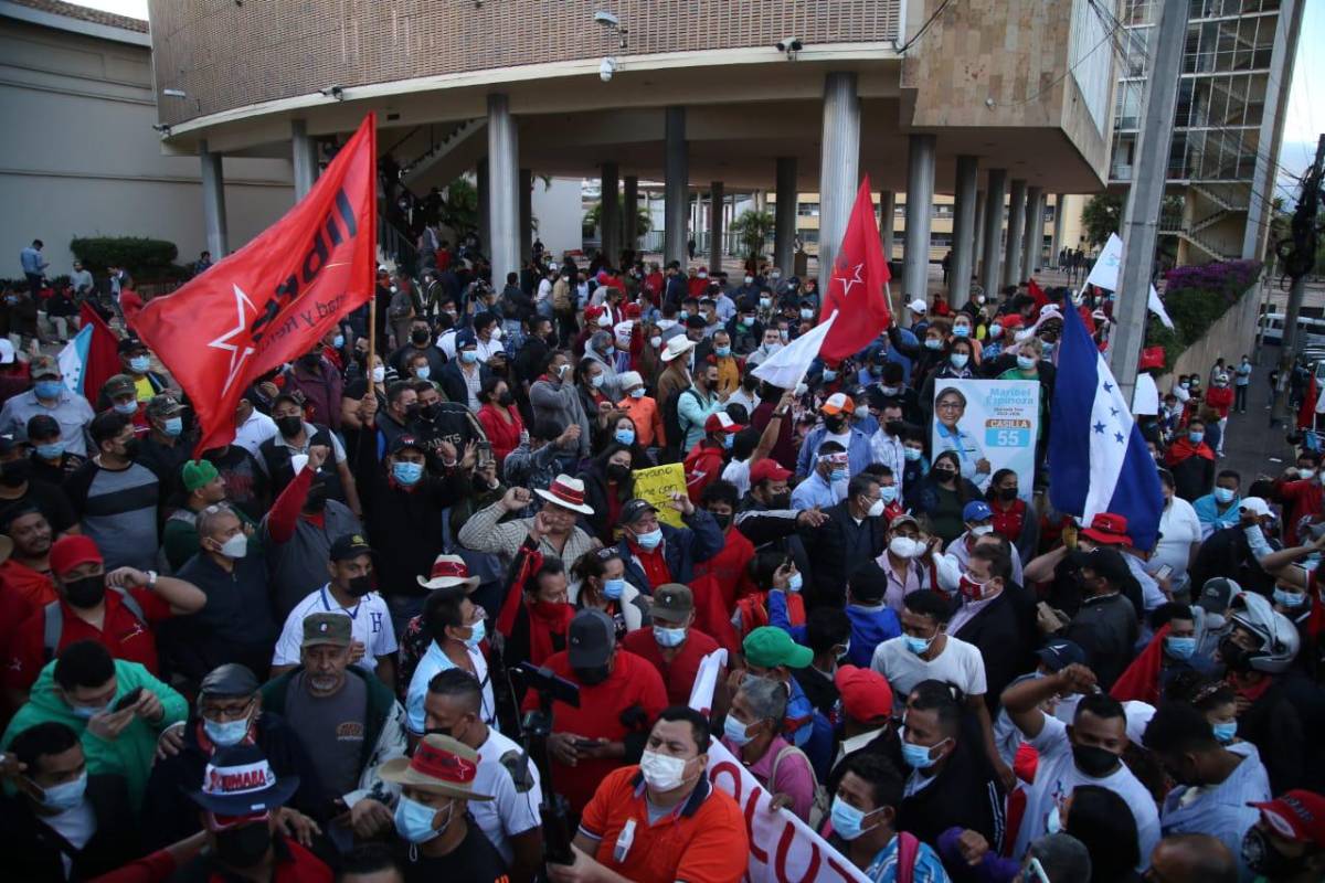 Miles de hondureños continúan en predios del Congreso en apoyo a Castro