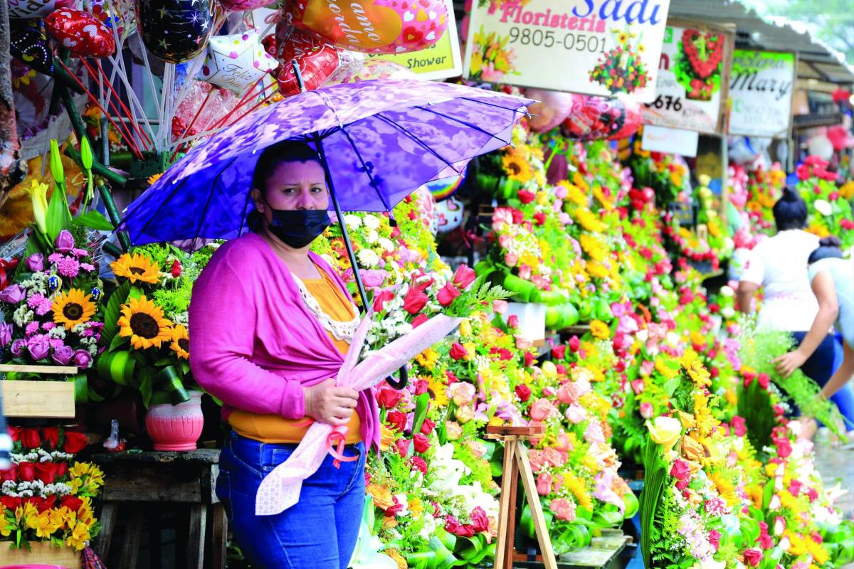 San Valentín es una de las festividades que más movimiento comercial deja a los vendedores de flores. En el mercado Guamilito de SPS las ventas aumentan para este día más del 70%.