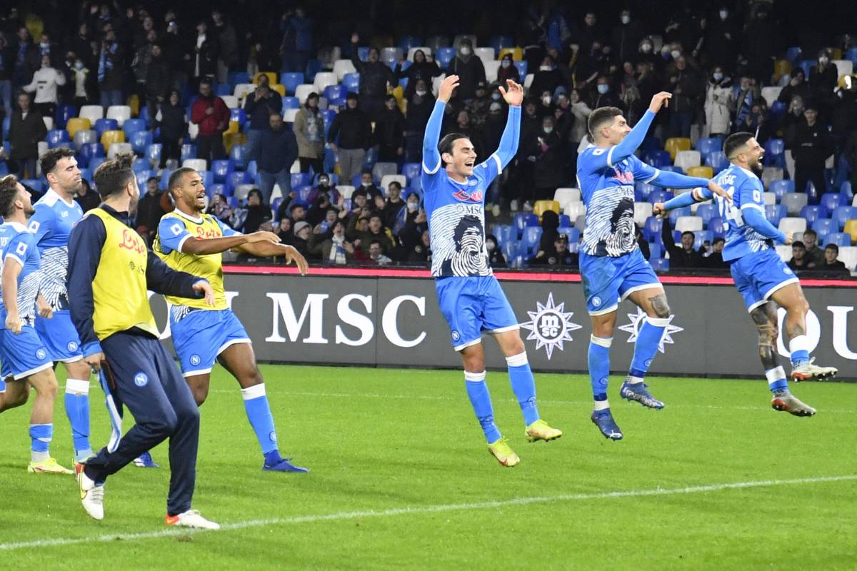 Nápoli homenajea a Diego Maradona colocándose líder solitario de la Serie A