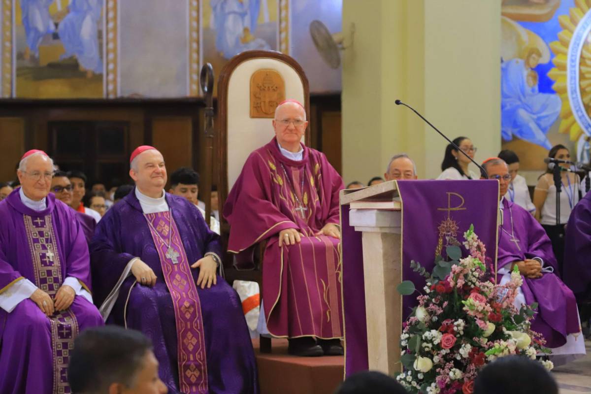 El cardenal Óscar Andrés Rodríguez, el nuncio apostólico, obispos, sacerdotes y la feligresía acompañaron al primer arzobispo de San Pedro Sula, Miguel Lenihan.