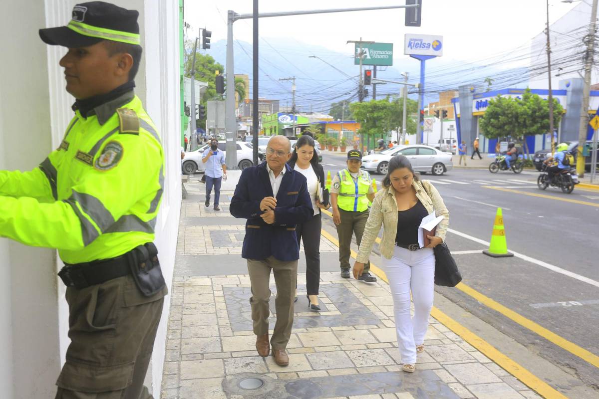 Regidores imponen su agenda en sesión y ratifican el acta 61