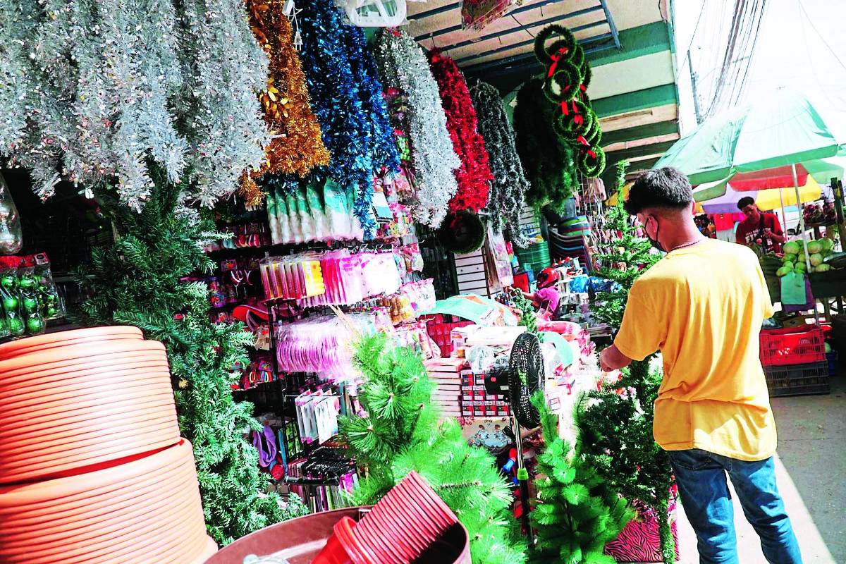 Comerciantes, listos para la temporada navideña