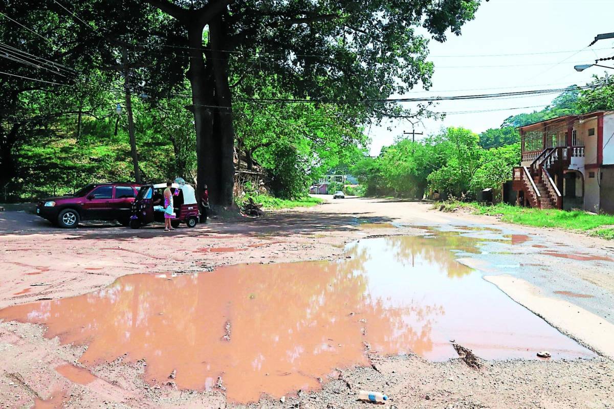 Las tormentas Eta y Iota provocaron que la quebrada Chasnigua se desbordara y destruyó la carretera principal desde El Calán hasta El Marañón.