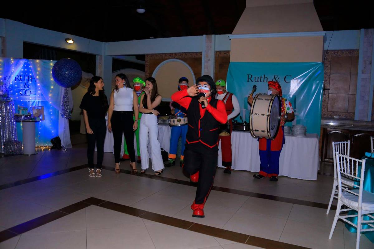 Fiesta en honor a Ruth Valladares Rápalo