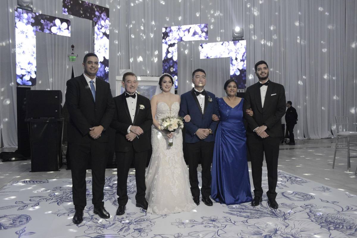 Celebran los nuevos esposos Hu Sandoval por su sagrado matrimonio