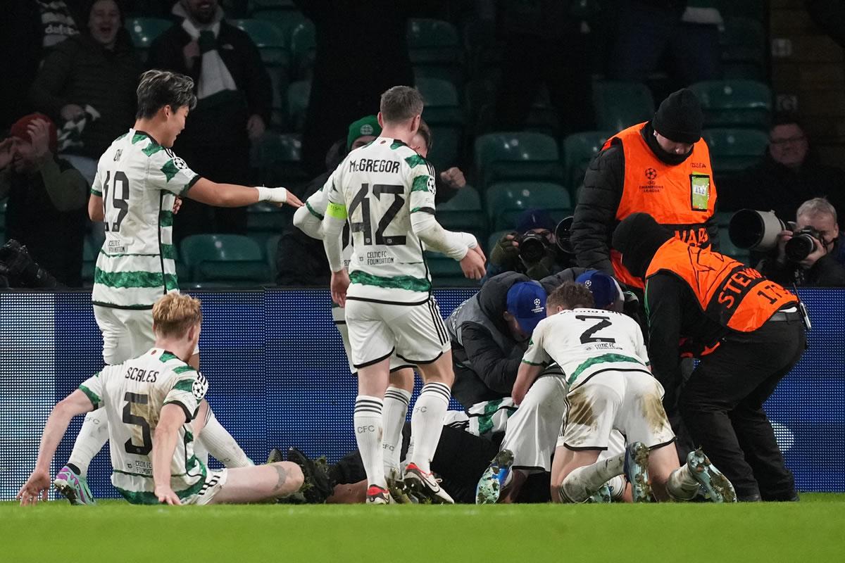 Los jugadores del Celtic festejando el segundo gol en el triunfo ante el Feyenoord.