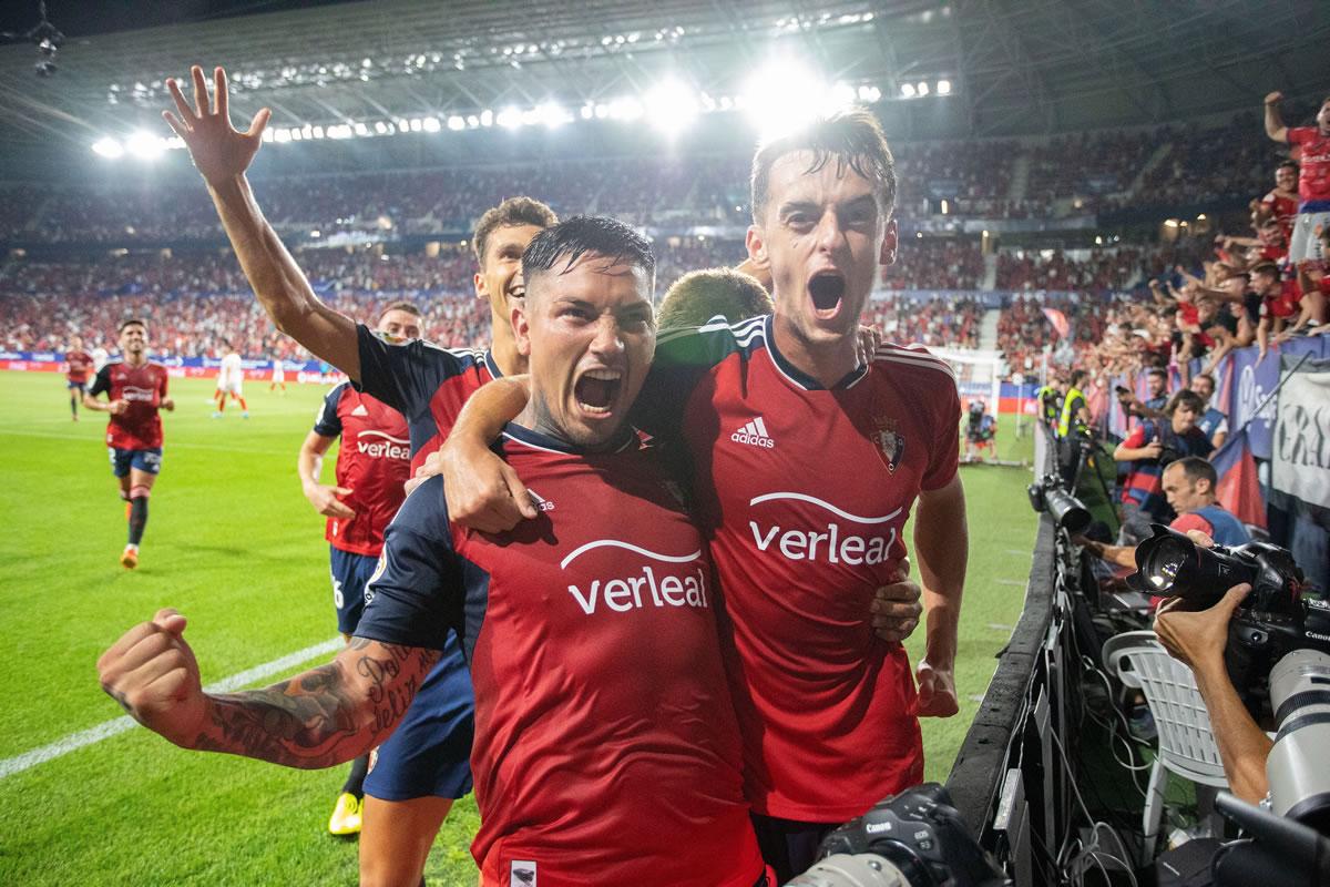 Aimar Oroz y Chimy Ávila celebrando el gol de la victoria del Osasuna.
