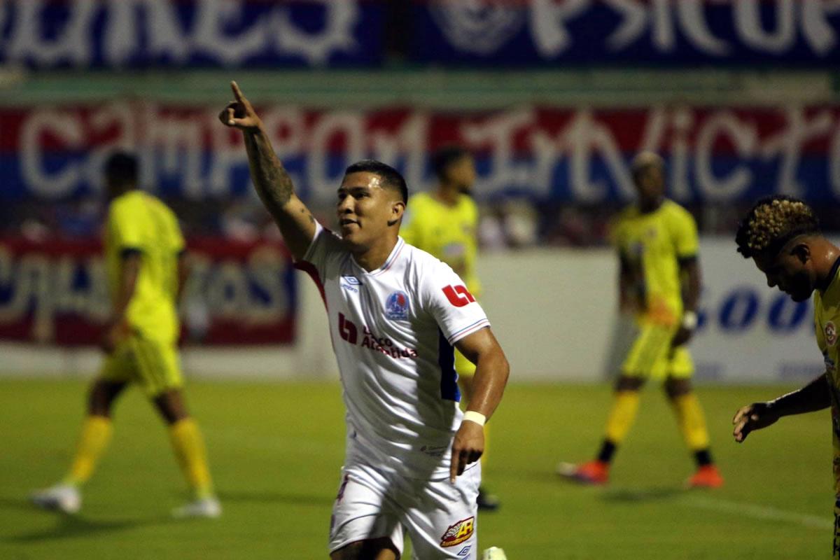 Kevin López entró de cambio y salvó al Olimpia de la derrota contra el Génesis.