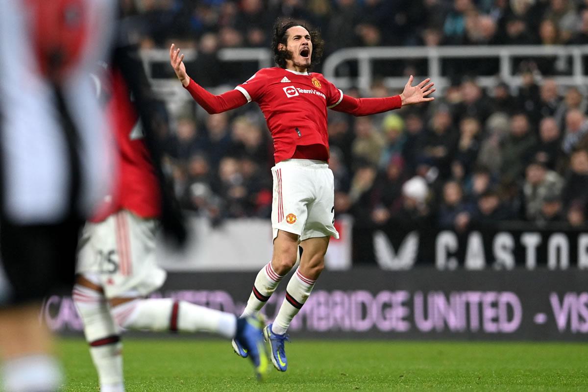 Edinson Cavani rescató al Manchester United con su gol.