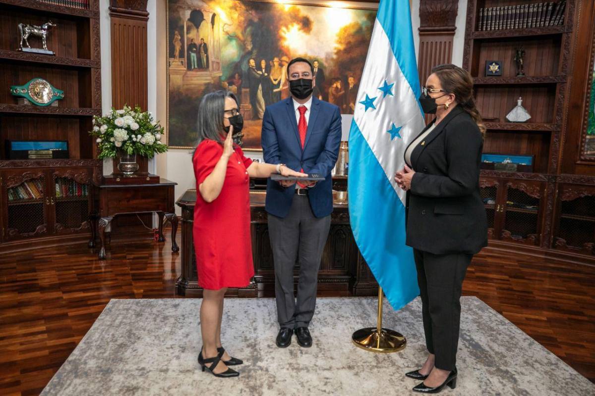 La científica hondureña, Mary Vallecillo, al momento de ser juramentada por la presidenta Xiomara Castro.