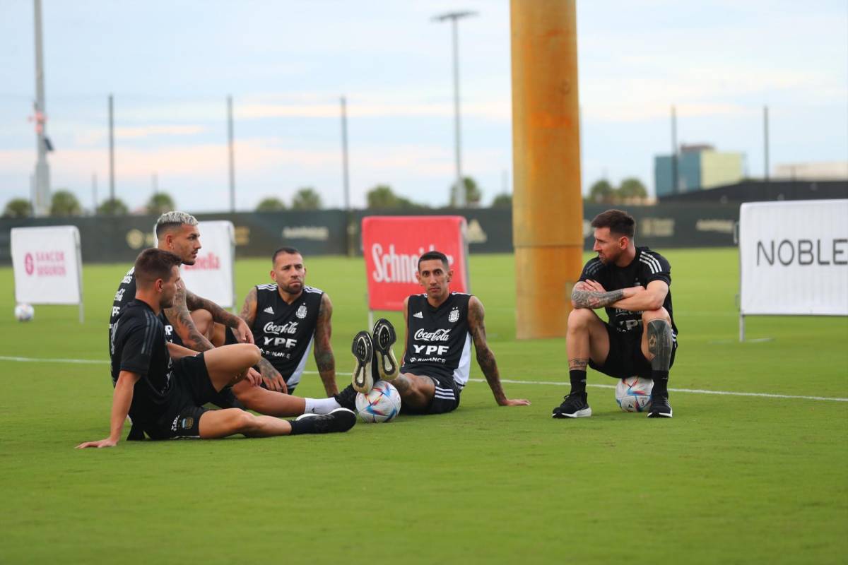 Lionel Messi junto a sus compañeros Ángel Di María, Otamendi, Leandro Paredes y Giovani Lo Celso.