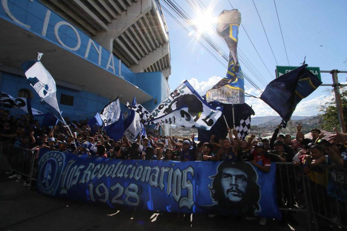 Rubia enamora en Motagua-Real España, fiesta azul en el Nacional e 'infiltrados'