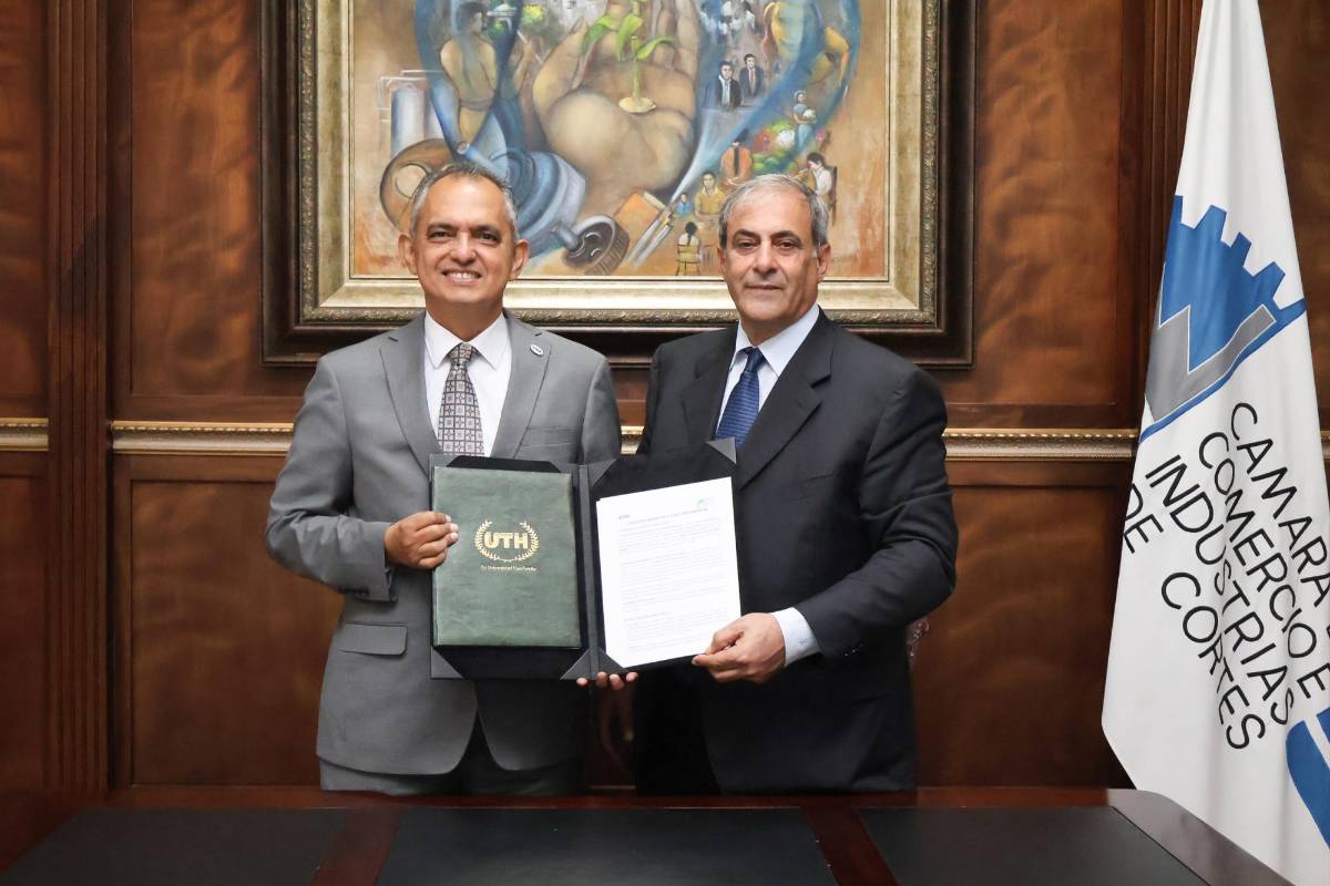 Javier Mejía, rector de UTH y Karim Qubain, presidente de la Cámara de Comercio e Industrias de Cortés en la firma del convenio.