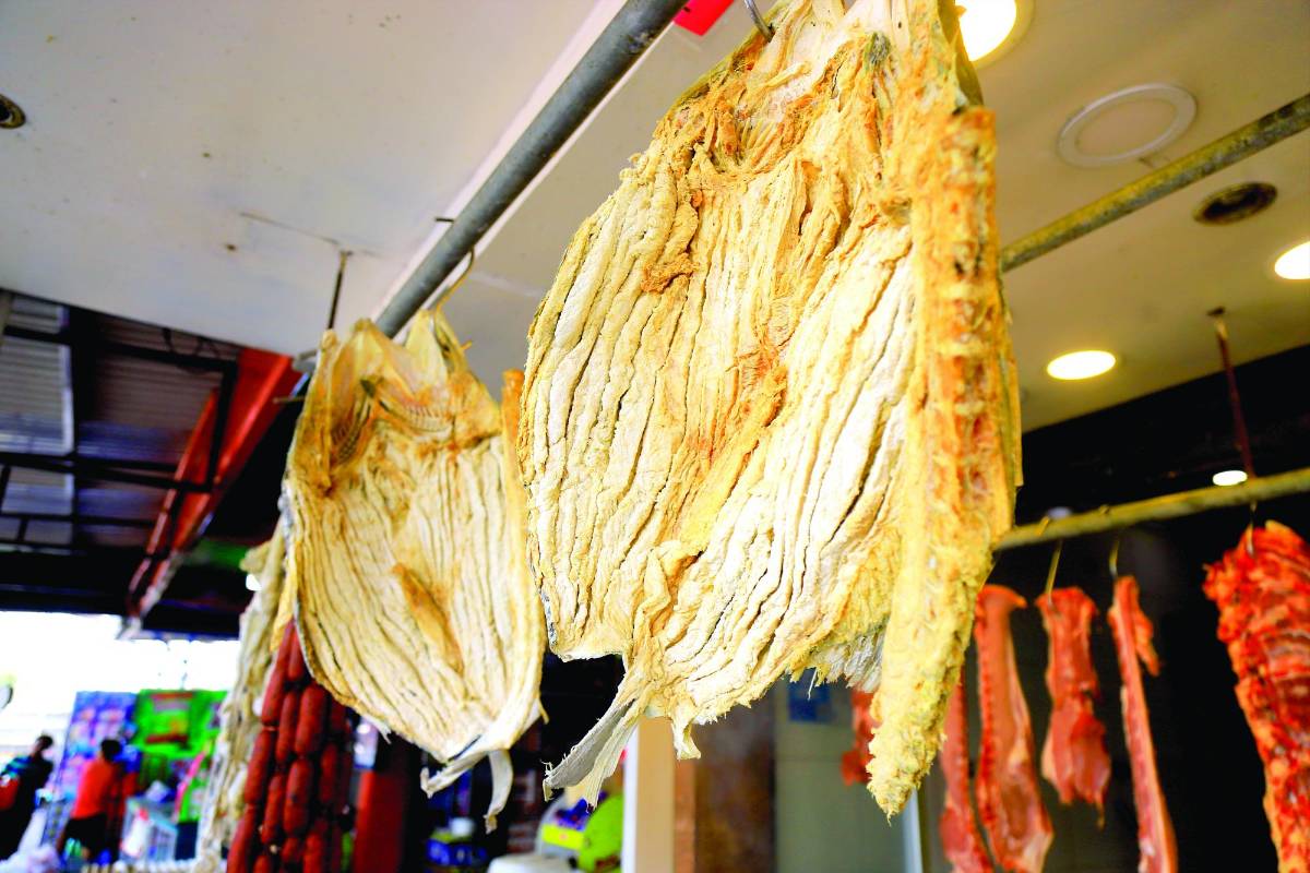 <b>Venta de pescado seco en una carnicería de San Pedro Sula. Foto: Melvin Cubas. </b>