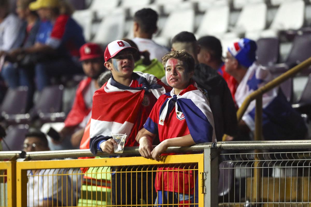 El rostro de tristeza de los aficionados de Costa Rica en la derrota ante Panamá.
