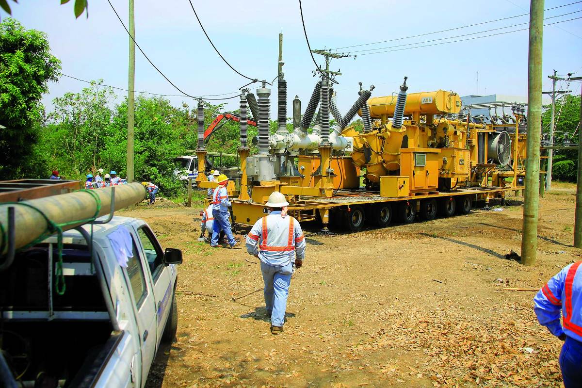 Enee instalaba ayer un transformador para dar energía a más de 50 colonias