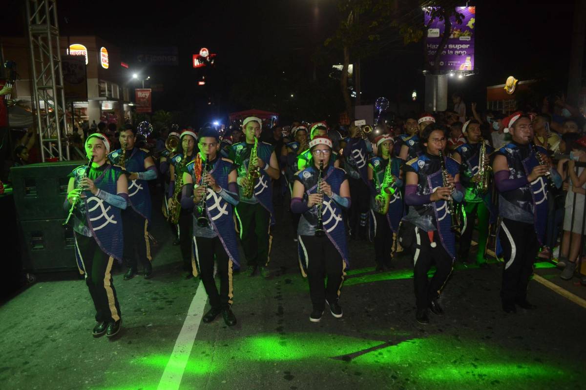 Magia, alegría y diversión en el desfile navideño de carrozas