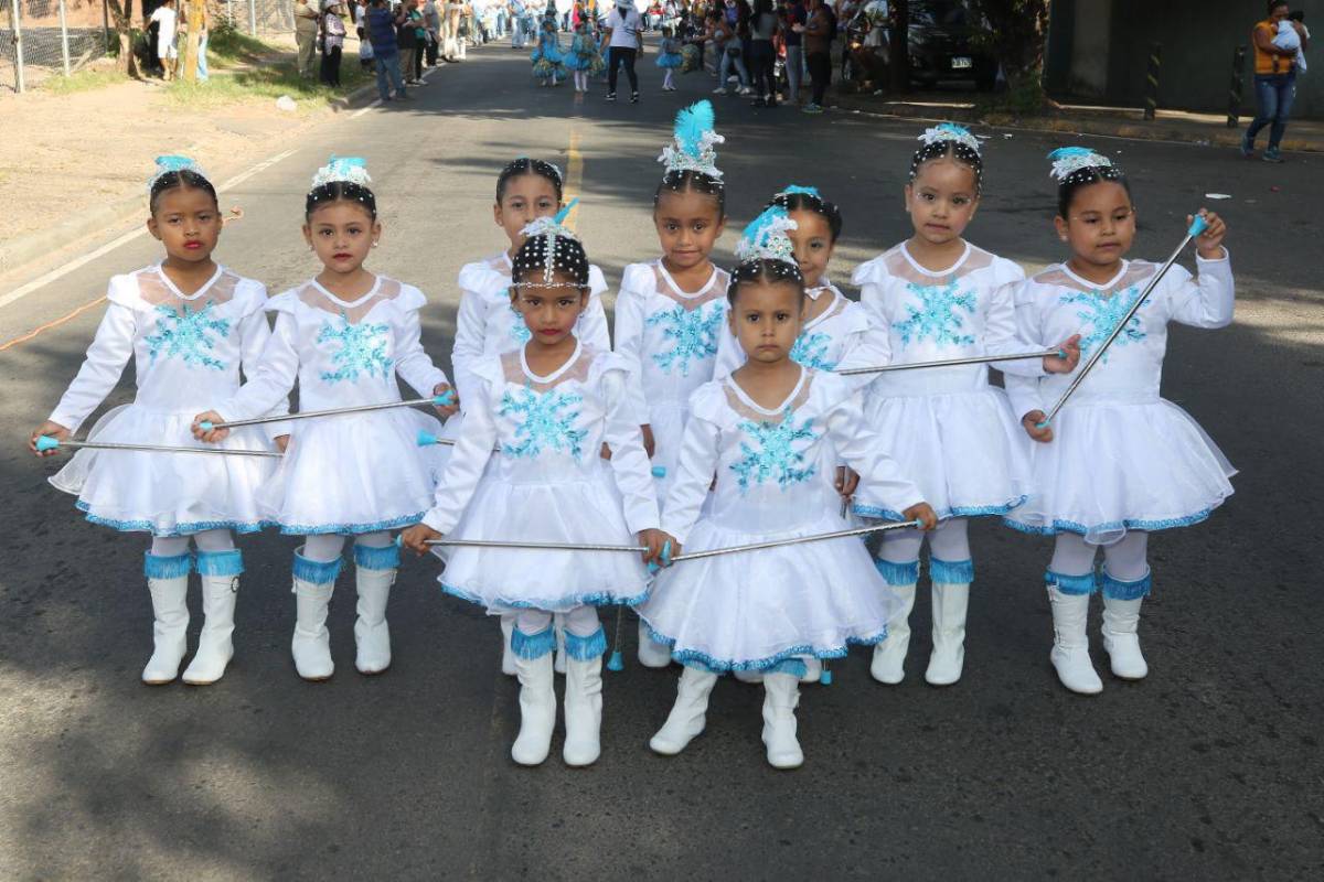 Los más pequeños rinden honor a la patria con coloridos desfiles