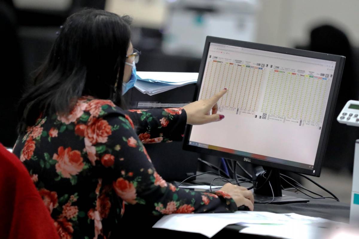 CNE continúa escrutinio especial de elecciones del 28 de noviembre
