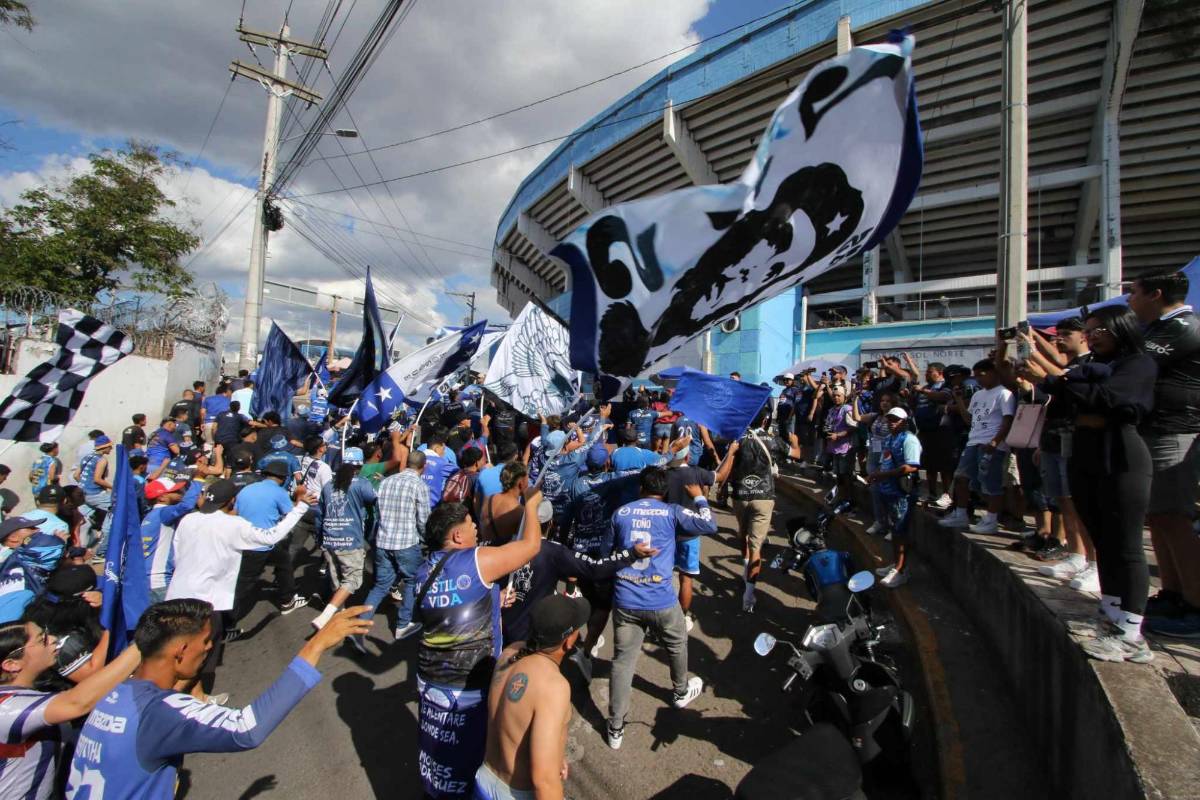 Rubia enamora en Motagua-Real España, fiesta azul en el Nacional e 'infiltrados'