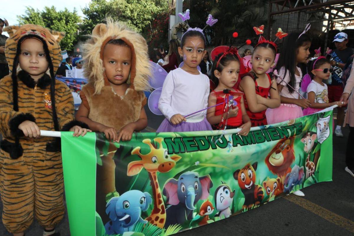 Los más pequeños rinden honor a la patria con coloridos desfiles