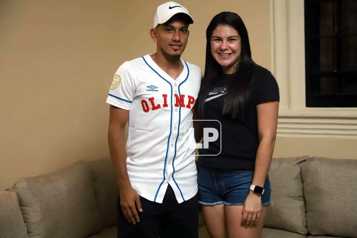 Edwin Rodríguez, feliz con su novia Vanessa Hernández.