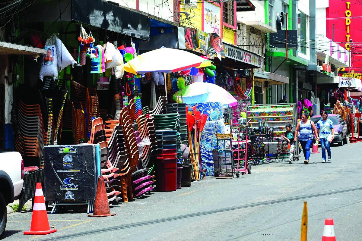 Hay calles que han sido tomadas en su totalidad y las aceras están ocupadas por puestos de ventas, carpas y hasta carros.