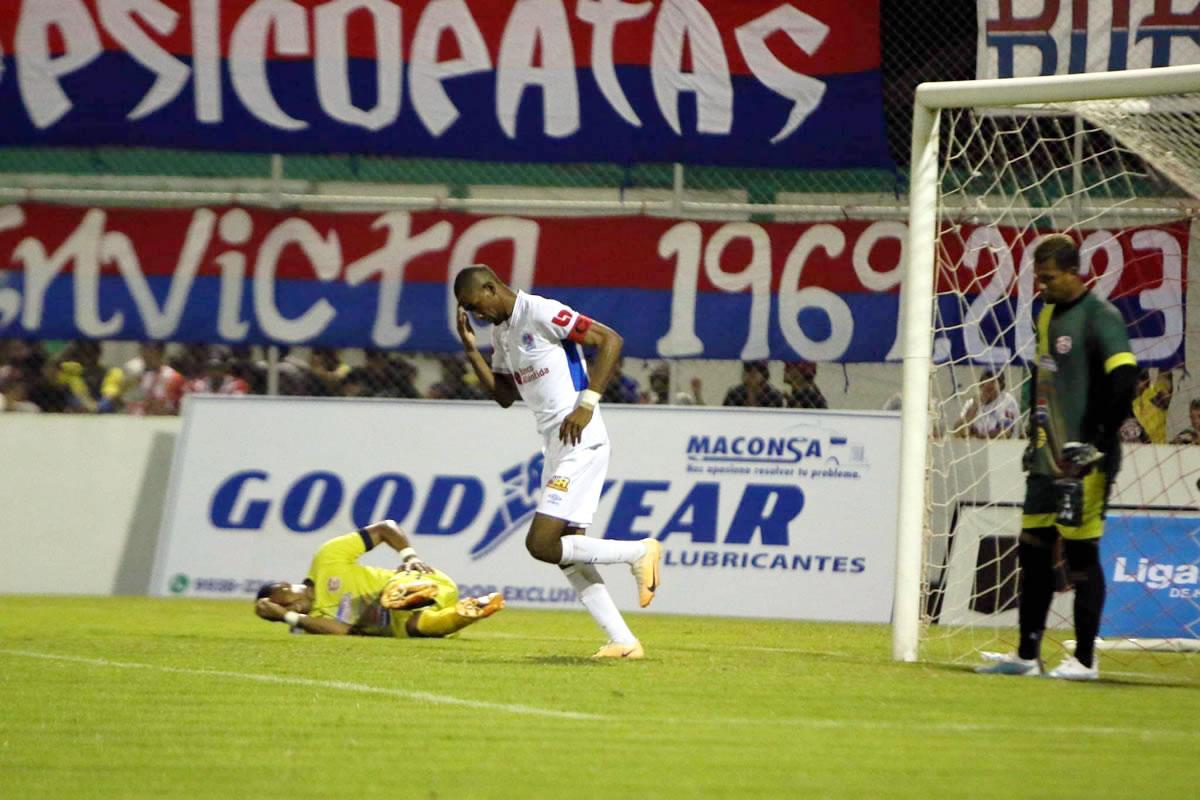 Jerry Bengtson festejando su gol para el descuento del Olimpia.