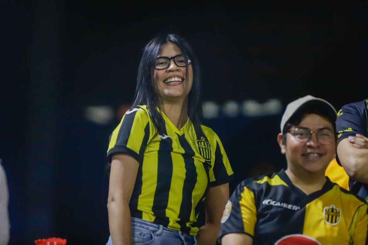 Futbolista sorprende a su bella novia, beso, fiesta del Real España y susto