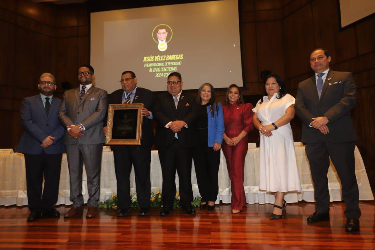Vélez Banegas no pudo ocultar su emoción por le galardón que recibió.